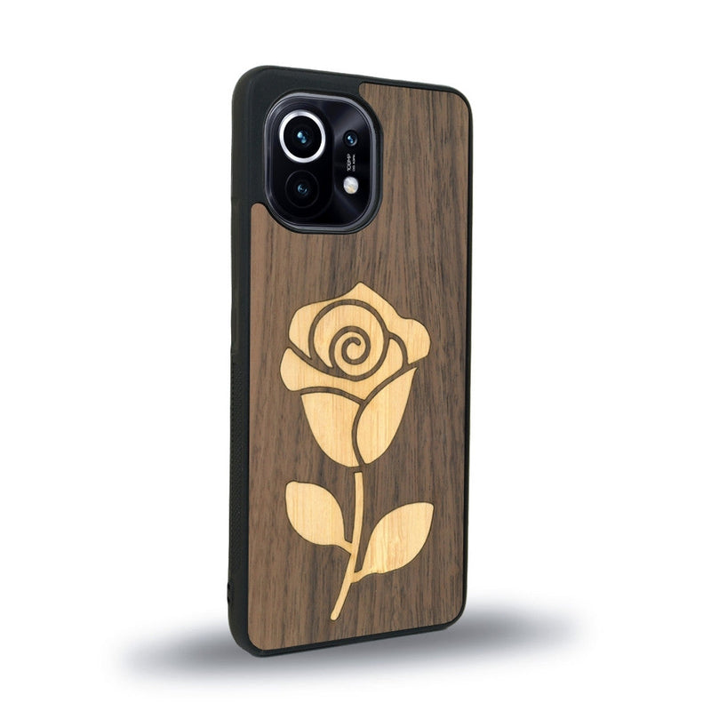 Coque de protection en bois véritable fabriquée en France pour Xiaomi Mi 11 alliant plusieurs essences de bois pour représenter une rose