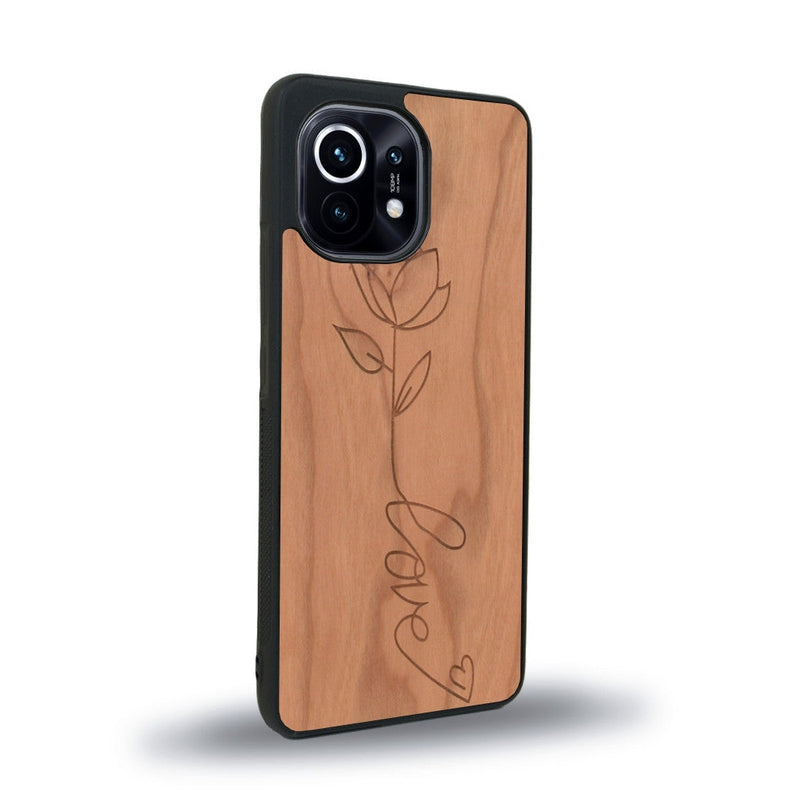 Coque de protection en bois véritable fabriquée en France pour Xiaomi Mi 11 Lite sur le thème de la fête des mères avec un motif représentant une fleur dont la tige forme le mot "love"