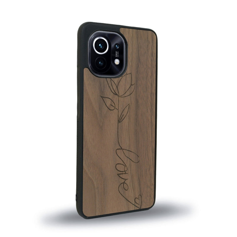 Coque de protection en bois véritable fabriquée en France pour Xiaomi Mi 11 Lite sur le thème de la fête des mères avec un motif représentant une fleur dont la tige forme le mot "love"