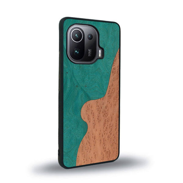 Coque de protection en bois véritable fabriquée en France pour Xiaomi Mi 11 Pro alliant plusieurs essences de bois pour représenter une plage paradisiaque