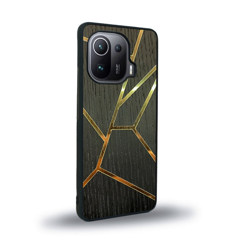 Coque de protection en bois véritable fabriquée en France pour Xiaomi Mi 11 Pro alliant plusieurs essences de bois pour représenter des fragments design