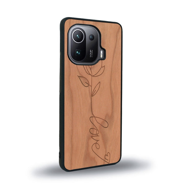 Coque de protection en bois véritable fabriquée en France pour Xiaomi Mi 11 Ultra sur le thème de la fête des mères avec un motif représentant une fleur dont la tige forme le mot "love"