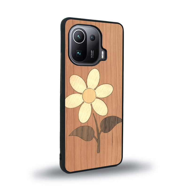 Coque de protection en bois véritable fabriquée en France pour Xiaomi Mi 11 Ultra alliant plusieurs essences de bois pour représenter une marguerite