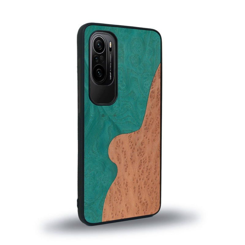 Coque de protection en bois véritable fabriquée en France pour Xiaomi Mi 11i alliant plusieurs essences de bois pour représenter une plage paradisiaque