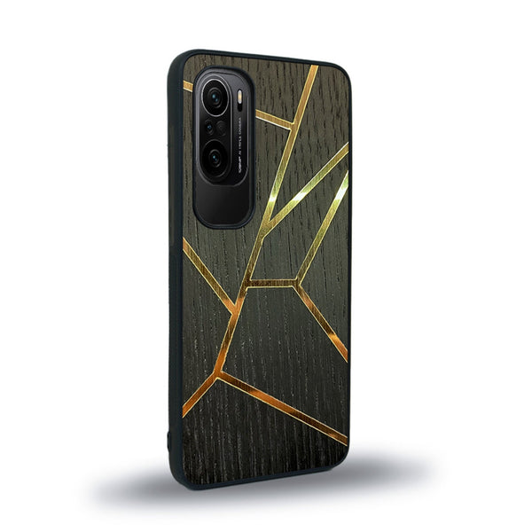 Coque de protection en bois véritable fabriquée en France pour Xiaomi Mi 11i alliant plusieurs essences de bois pour représenter des fragments design