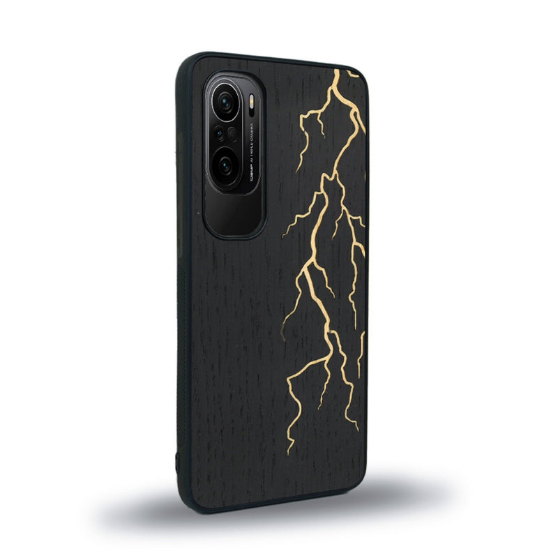 Coque de protection en bois véritable fabriquée en France pour Xiaomi Mi 11i alliant plusieurs essences de bois pour représenter un éclair divin