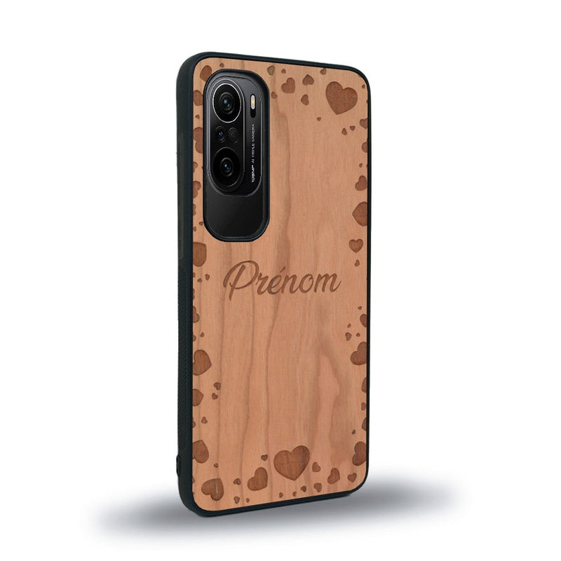 Coque de protection en bois véritable fabriquée en France pour Xiaomi Mi 11i sur le thème de la fête des mères avec un motif représentant des coeurs et des feuilles