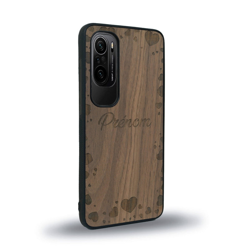 Coque de protection en bois véritable fabriquée en France pour Xiaomi Mi 11i sur le thème de la fête des mères avec un motif représentant des coeurs et des feuilles