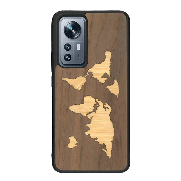 Coque de protection en bois véritable fabriquée en France pour Xiaomi Mi 12 5G alliant du bambou et du noyer sur le thème du voyage et de l'aventure représentant une mappemonde