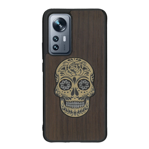 Coque de protection en bois véritable fabriquée en France pour Xiaomi Mi 12 5G alliant du chêne fumé avec du métal argenté et doré représentant une tête de mort mexicaine sur le thème Dia de los Muertos