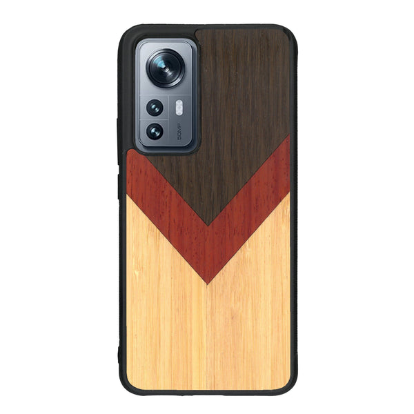 Coque de protection en bois véritable fabriquée en France pour Xiaomi Mi 12 5G alliant du chêne fumé, du padouk et du bambou en forme de chevron sur le thème de l'art abstrait