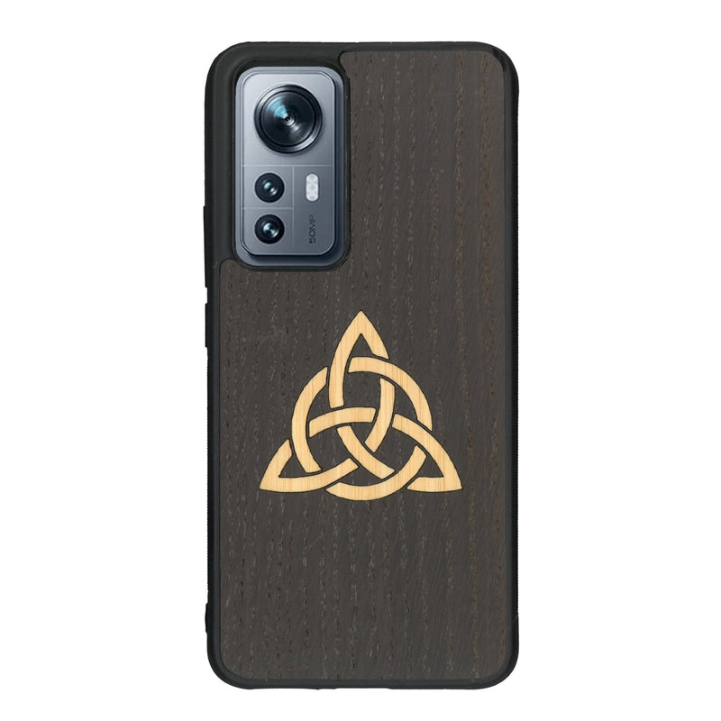 Coque de protection en bois véritable fabriquée en France pour Xiaomi Mi 12 5G alliant du chêne fumé et du bambou représentant une triquetra