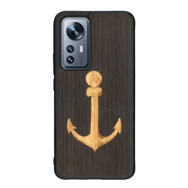 Coque de protection en bois véritable fabriquée en France pour Xiaomi Mi 12 5G sur le thème nautique avec un bois clair et un bois foncé représentant une ancre de bateau