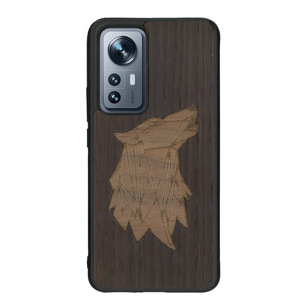 Coque de protection en bois véritable fabriquée en France pour Xiaomi Mi 12 5G alliant du chêne fumé et du noyer représentant une tête de loup géométrique de profil sur le thème des animaux et de la nature