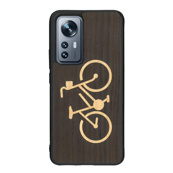 Coque de protection en bois véritable fabriquée en France pour Xiaomi Mi 12 5G sur le theme du vélo et de l'outdoor qui allie du bambou et du chêne fumé représentant un vélo