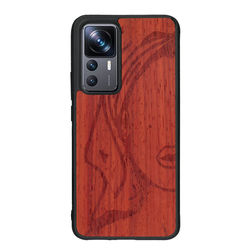 Coque de protection en bois véritable fabriquée en France pour Xiaomi Mi 12T Pro représentant une silhouette féminine épurée de type line art en collaboration avec l'artiste Maud Dabs