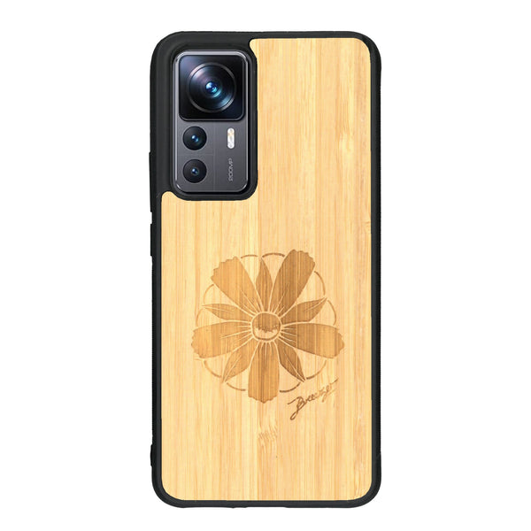 Coque de protection en bois véritable fabriquée en France pour Xiaomi Mi 12T Pro sur le thème des fleurs et de la montagne avec un motif de gravure représentant les pétales d'une fleur des montagnes