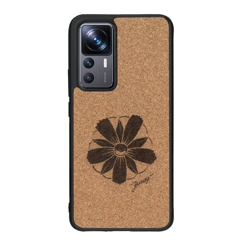 Coque de protection en bois véritable fabriquée en France pour Xiaomi Mi 12T Pro sur le thème des fleurs et de la montagne avec un motif de gravure représentant les pétales d'une fleur des montagnes