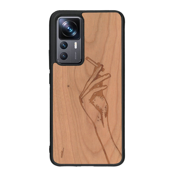 Coque de protection en bois véritable fabriquée en France pour Xiaomi Mi 12T Pro représentant une main de femme tenant une cigarette de type line art en collaboration avec l'artiste Maud Dabs