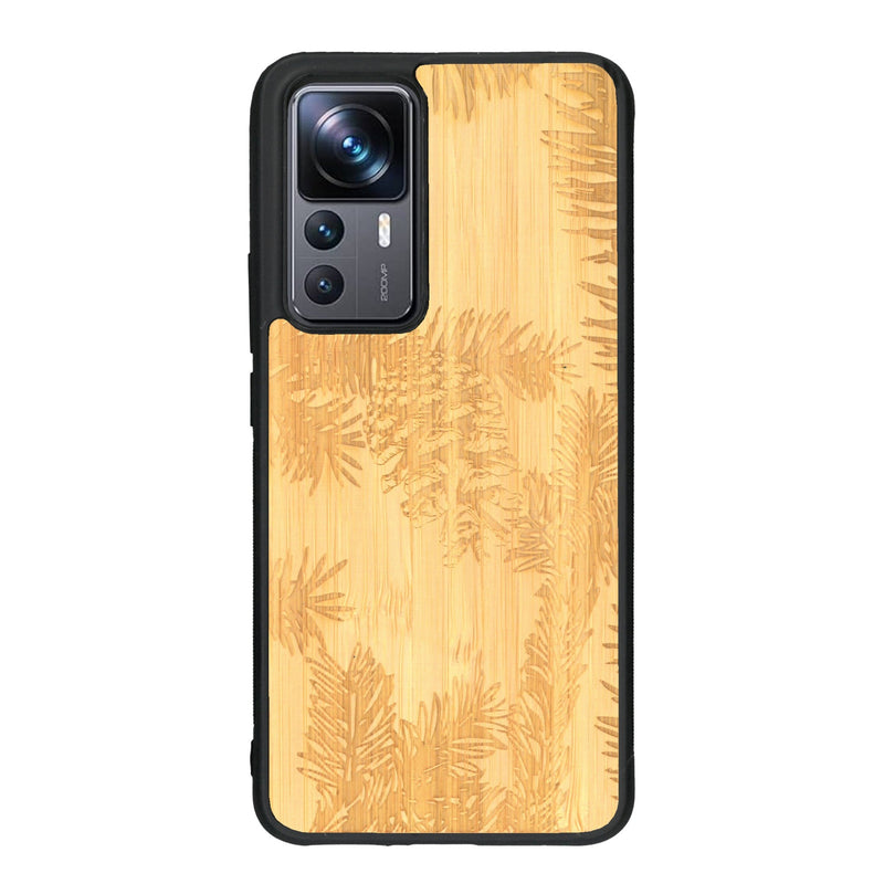 Coque de protection en bois véritable fabriquée en France pour Xiaomi Mi 12T Pro sur le thème de la nature des arbres avec un motif de gravure représentant des épines de sapin et des pommes de pin