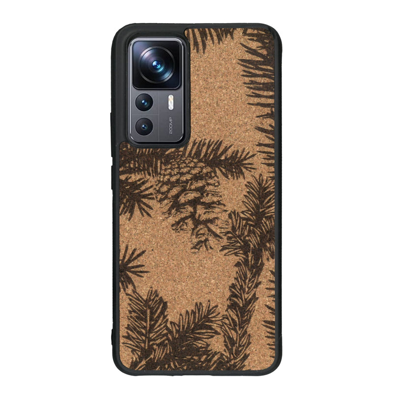 Coque de protection en bois véritable fabriquée en France pour Xiaomi Mi 12T Pro sur le thème de la nature des arbres avec un motif de gravure représentant des épines de sapin et des pommes de pin