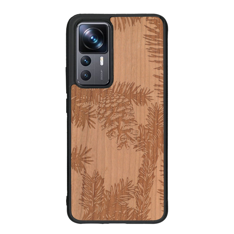 Coque de protection en bois véritable fabriquée en France pour Xiaomi Mi 12T Pro sur le thème de la nature des arbres avec un motif de gravure représentant des épines de sapin et des pommes de pin