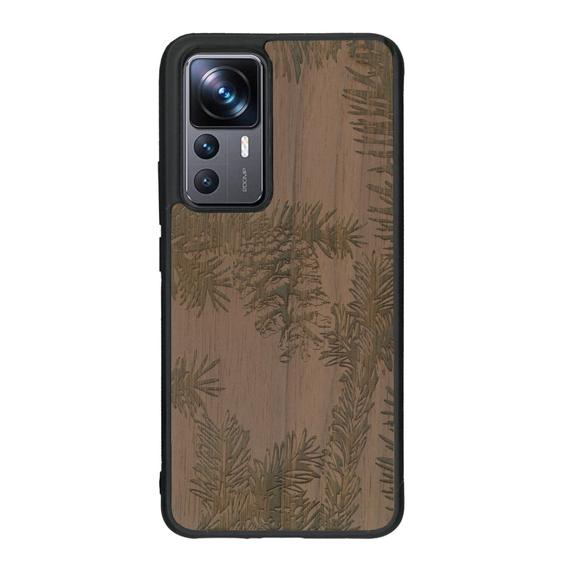 Coque de protection en bois véritable fabriquée en France pour Xiaomi Mi 12T Pro sur le thème de la nature des arbres avec un motif de gravure représentant des épines de sapin et des pommes de pin