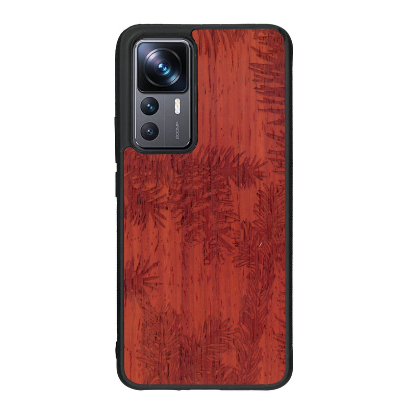 Coque de protection en bois véritable fabriquée en France pour Xiaomi Mi 12T Pro sur le thème de la nature des arbres avec un motif de gravure représentant des épines de sapin et des pommes de pin