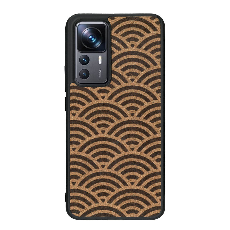 Coque de protection en bois véritable fabriquée en France pour Xiaomi Mi 12T Pro baptisée "La Sinjak" avec un motif de gravure abstrait représentant la répétition d'un symbole wifi