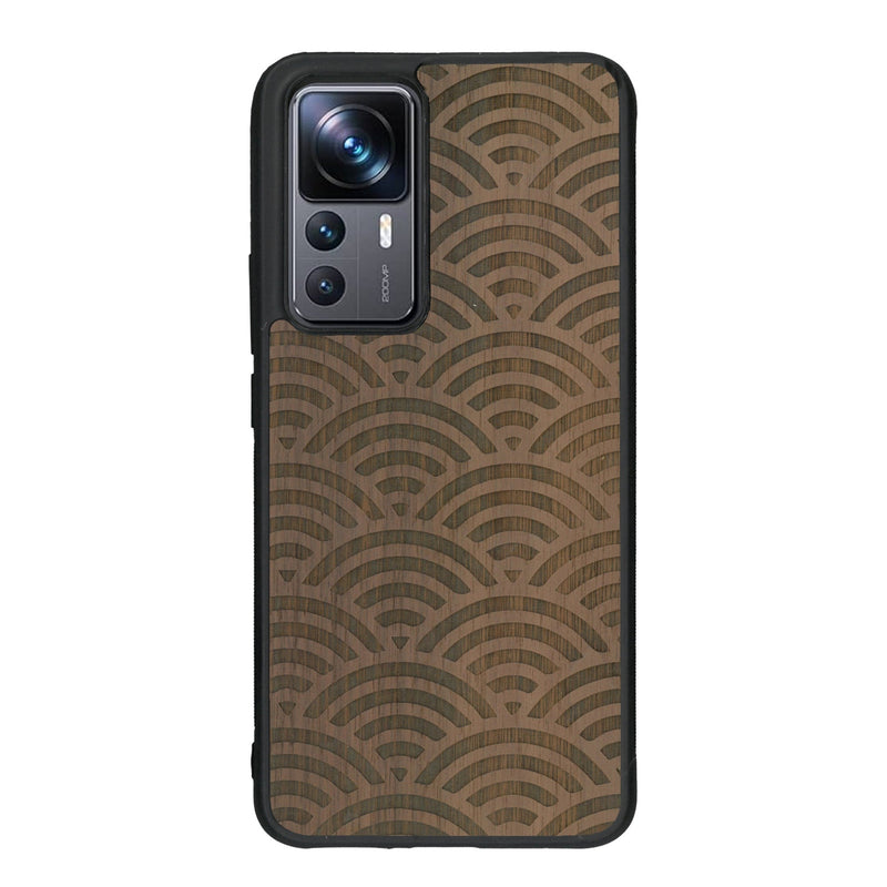 Coque de protection en bois véritable fabriquée en France pour Xiaomi Mi 12T Pro baptisée "La Sinjak" avec un motif de gravure abstrait représentant la répétition d'un symbole wifi