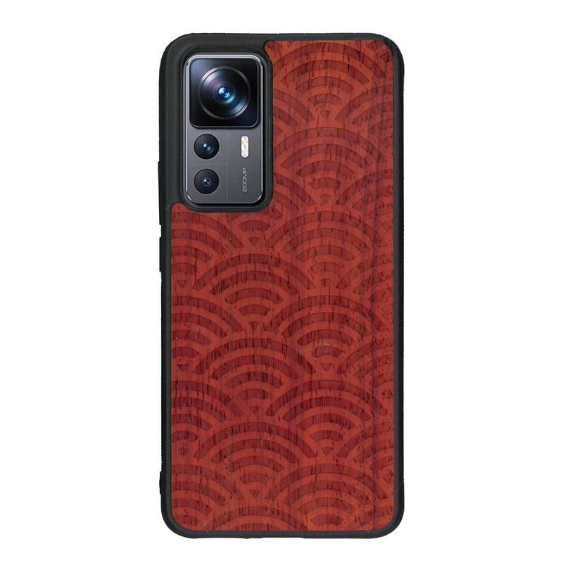 Coque de protection en bois véritable fabriquée en France pour Xiaomi Mi 12T Pro baptisée "La Sinjak" avec un motif de gravure abstrait représentant la répétition d'un symbole wifi