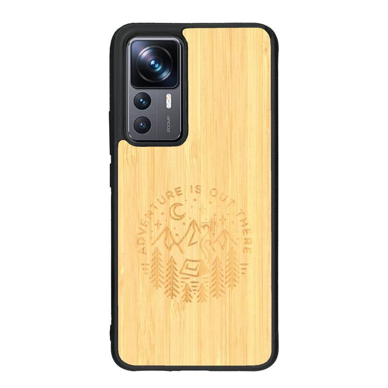 Coque de protection en bois véritable fabriquée en France pour Xiaomi Mi 12T Pro sur le thème du camping en pleine nature et du bivouac avec la phrase "Aventure is out there"