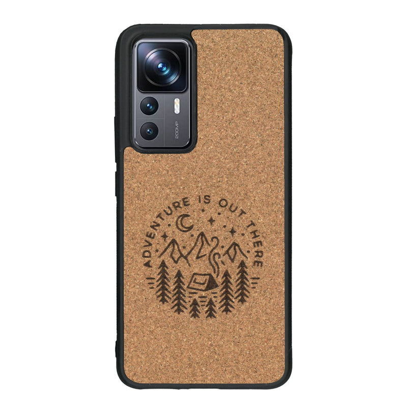 Coque de protection en bois véritable fabriquée en France pour Xiaomi Mi 12T Pro sur le thème du camping en pleine nature et du bivouac avec la phrase "Aventure is out there"