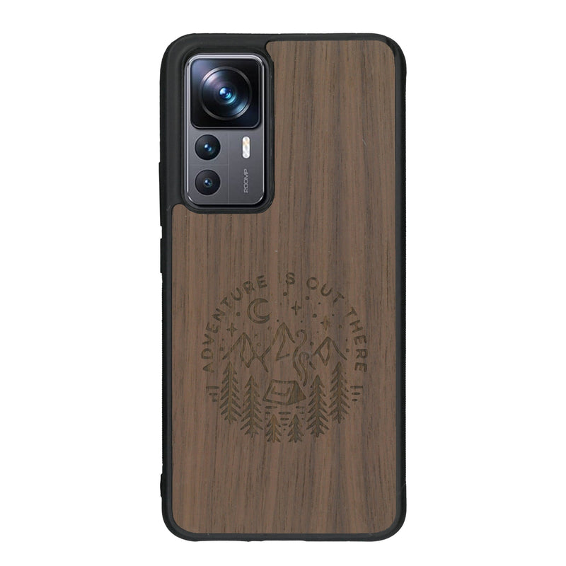 Coque de protection en bois véritable fabriquée en France pour Xiaomi Mi 12T Pro sur le thème du camping en pleine nature et du bivouac avec la phrase "Aventure is out there"