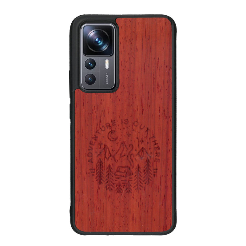 Coque de protection en bois véritable fabriquée en France pour Xiaomi Mi 12T Pro sur le thème du camping en pleine nature et du bivouac avec la phrase "Aventure is out there"