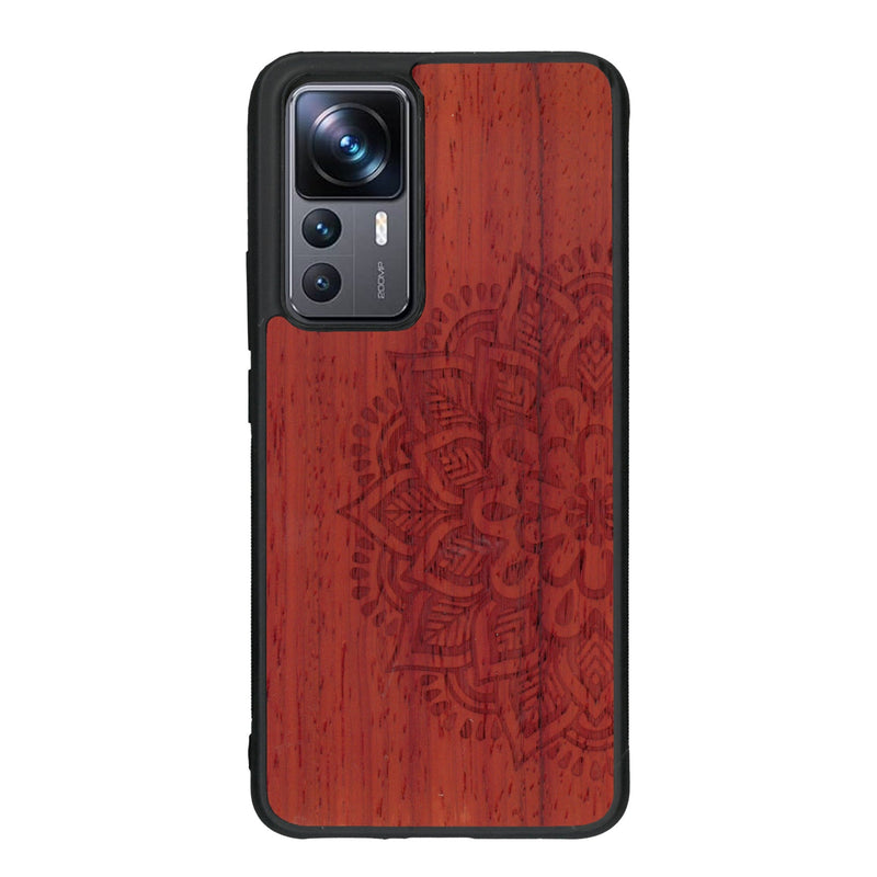 Coque de protection en bois véritable fabriquée en France pour Xiaomi Mi 12T Pro sur le thème de la bohème et du tatouage au henné avec une gravure représentant un mandala