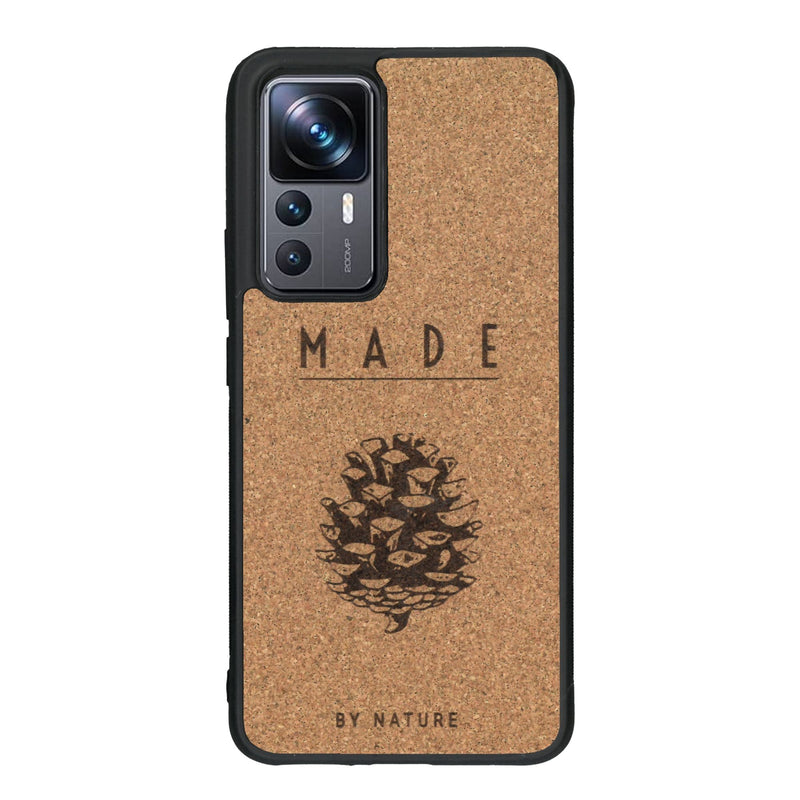 Coque de protection en bois véritable fabriquée en France pour Xiaomi Mi 12T Pro sur le thème de la nature et des arbres avec une gravure représentant une pomme de pin et la phrase "made by nature"