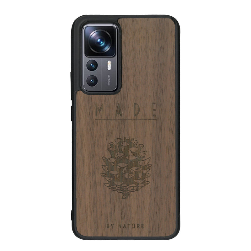 Coque de protection en bois véritable fabriquée en France pour Xiaomi Mi 12T Pro sur le thème de la nature et des arbres avec une gravure représentant une pomme de pin et la phrase "made by nature"