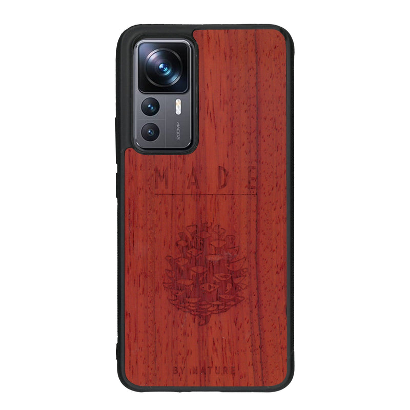 Coque de protection en bois véritable fabriquée en France pour Xiaomi Mi 12T Pro sur le thème de la nature et des arbres avec une gravure représentant une pomme de pin et la phrase "made by nature"