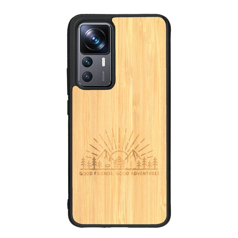 Coque de protection en bois véritable fabriquée en France pour Xiaomi Mi 12T Pro sur le thème chill et nature avec un motif représentant un levé de soleil sur un paysage de montagne avec des sapins et un chalet et la phrase "Good friends, good adventure"