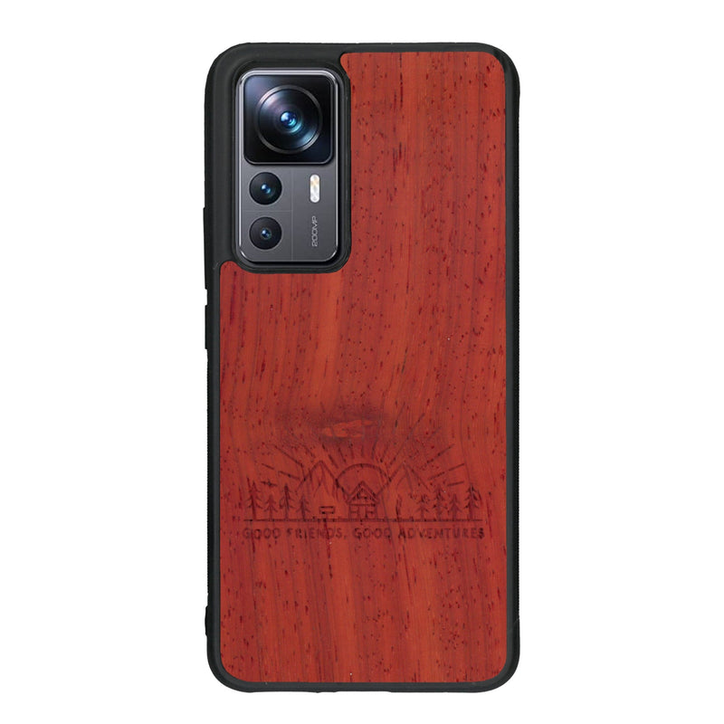 Coque de protection en bois véritable fabriquée en France pour Xiaomi Mi 12T Pro sur le thème chill et nature avec un motif représentant un levé de soleil sur un paysage de montagne avec des sapins et un chalet et la phrase "Good friends, good adventure"