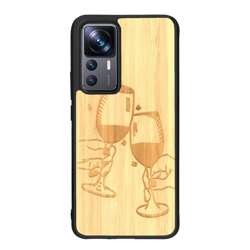 Coque de protection en bois véritable fabriquée en France pour Xiaomi Mi 12T Pro représentant une vue de face d'une flute de champagne dessinée à la main par l'artiste Maud Dabs