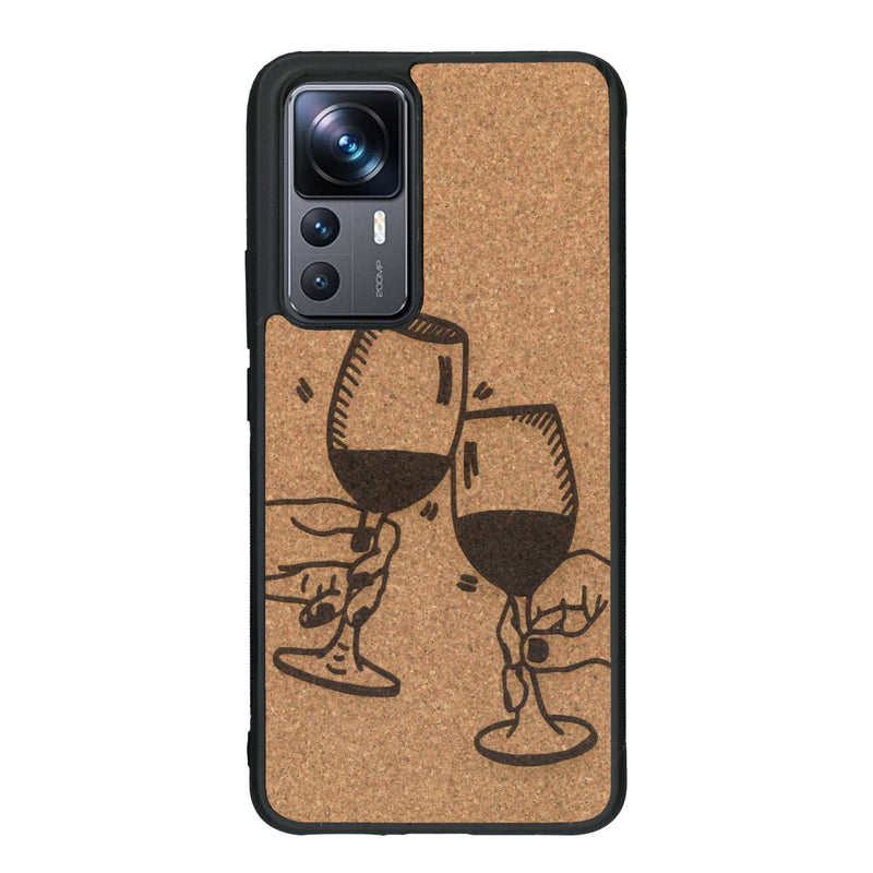 Coque de protection en bois véritable fabriquée en France pour Xiaomi Mi 12T Pro représentant une vue de face d'une flute de champagne dessinée à la main par l'artiste Maud Dabs