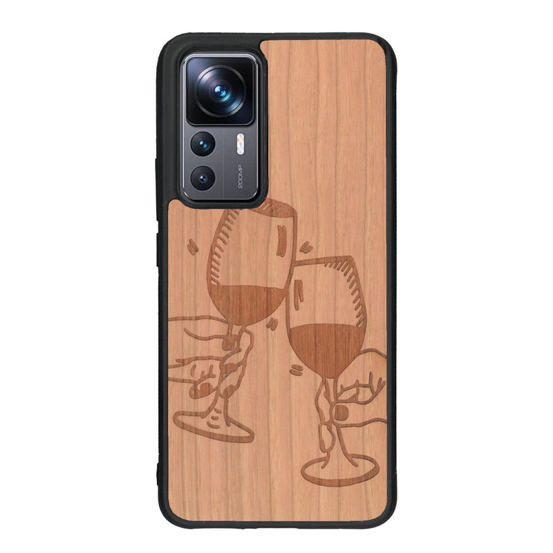 Coque de protection en bois véritable fabriquée en France pour Xiaomi Mi 12T Pro représentant une vue de face d'une flute de champagne dessinée à la main par l'artiste Maud Dabs