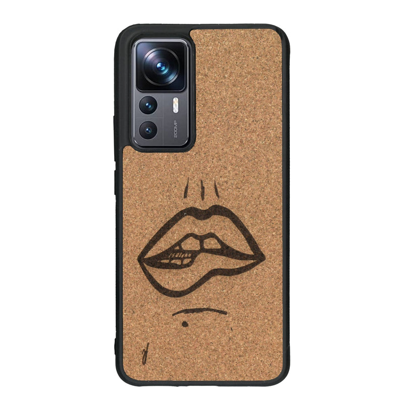 Coque de protection en bois véritable fabriquée en France pour Xiaomi Mi 12T Pro représentant de manière minimaliste une bouche de féminine se mordant le coin de la lèvre de manière sensuelle dessinée à la main par l'artiste Maud Dabs