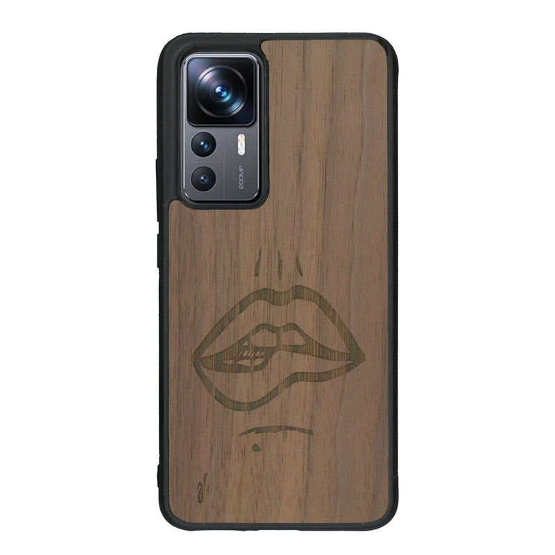 Coque de protection en bois véritable fabriquée en France pour Xiaomi Mi 12T Pro représentant de manière minimaliste une bouche de féminine se mordant le coin de la lèvre de manière sensuelle dessinée à la main par l'artiste Maud Dabs