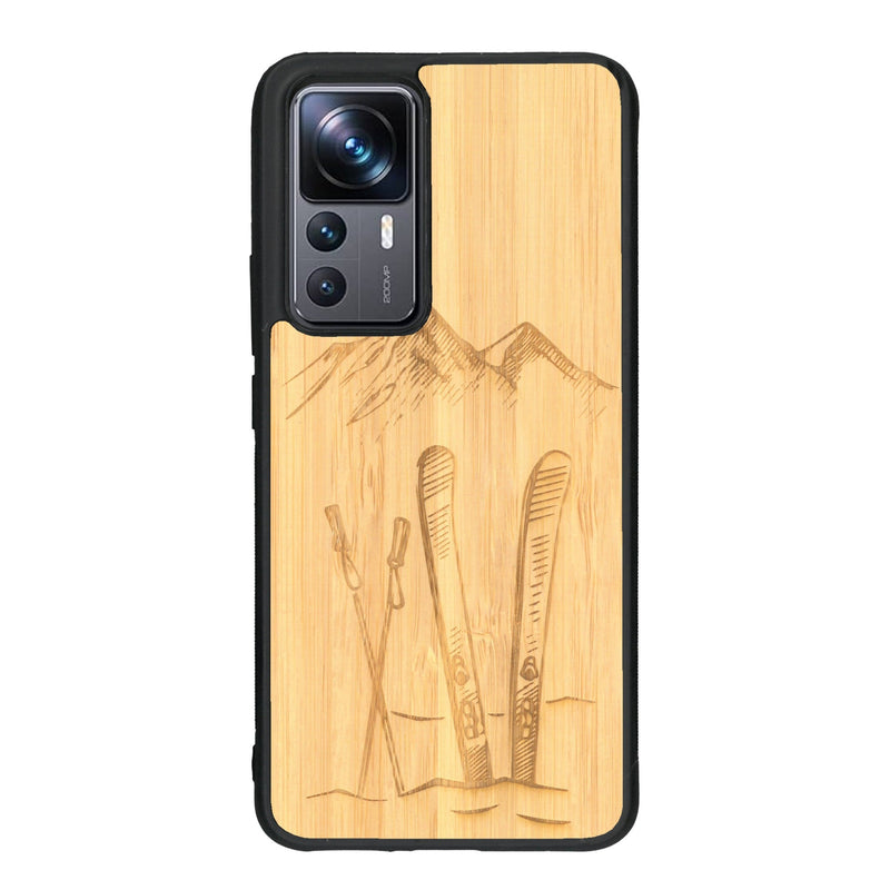 Coque de protection en bois véritable fabriquée en France pour Xiaomi Mi 12T Pro sur le thème de la montagne, du ski et de la neige avec un motif représentant une paire de ski plantée dans la neige avec en fond des montagnes enneigées