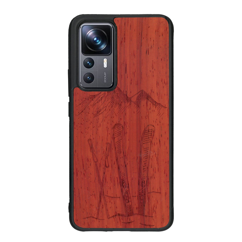 Coque de protection en bois véritable fabriquée en France pour Xiaomi Mi 12T Pro sur le thème de la montagne, du ski et de la neige avec un motif représentant une paire de ski plantée dans la neige avec en fond des montagnes enneigées