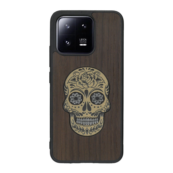 Coque de protection en bois véritable fabriquée en France pour Xiaomi Mi 13 alliant du chêne fumé avec du métal argenté et doré représentant une tête de mort mexicaine sur le thème Dia de los Muertos