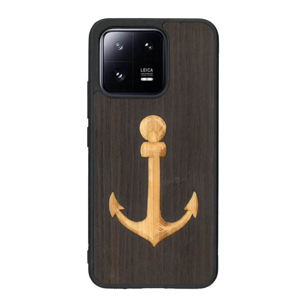 Coque de protection en bois véritable fabriquée en France pour Xiaomi Mi 13 sur le thème nautique avec un bois clair et un bois foncé représentant une ancre de bateau